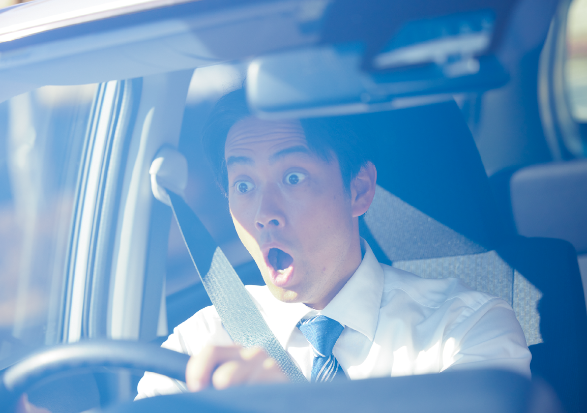 驚く車のドライバーの写真