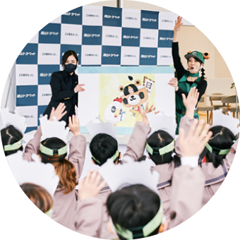  紙しばいで交通ルールを学ぶ子どもたちの様子の写真
