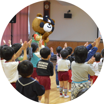 ャラクターと一緒にダンスをして交通安全を学ぶ子どもたちの写真