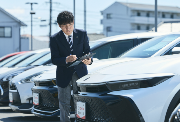 車を査定する人の写真