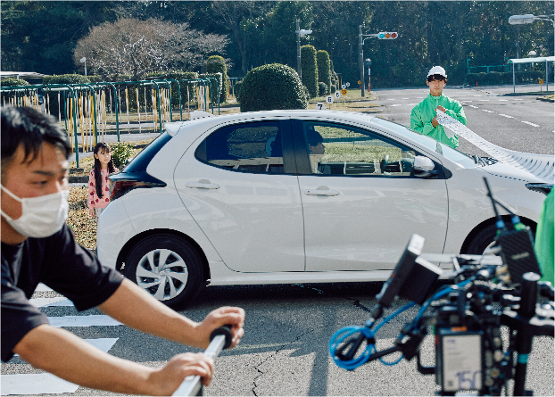 自動車教習所内で撮影しているイメージ