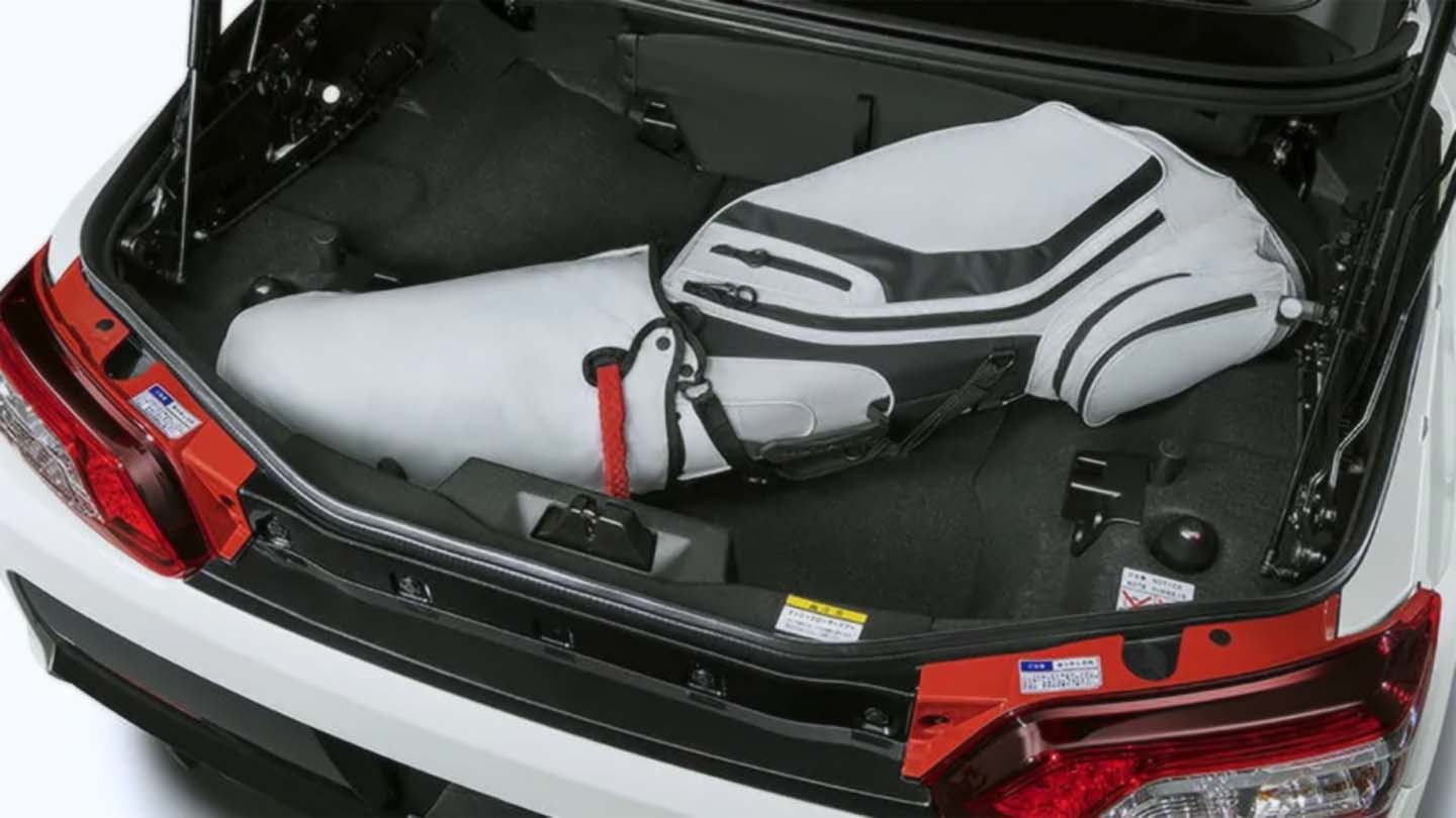 趣味や旅行にも使える機能的なトランクスペース