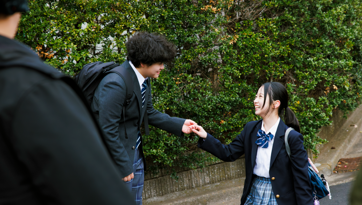 メイキング風景:手を取り合う高村さんと北里さん