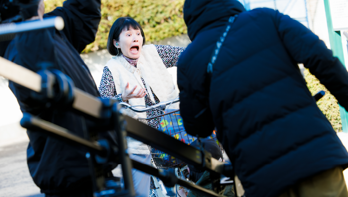 メイキング風景:自転車の接触シーン、女性が驚いでいる