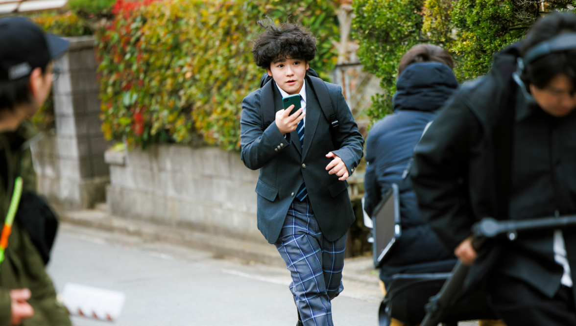 メイキング風景:携帯を見ながら走っている高村さん